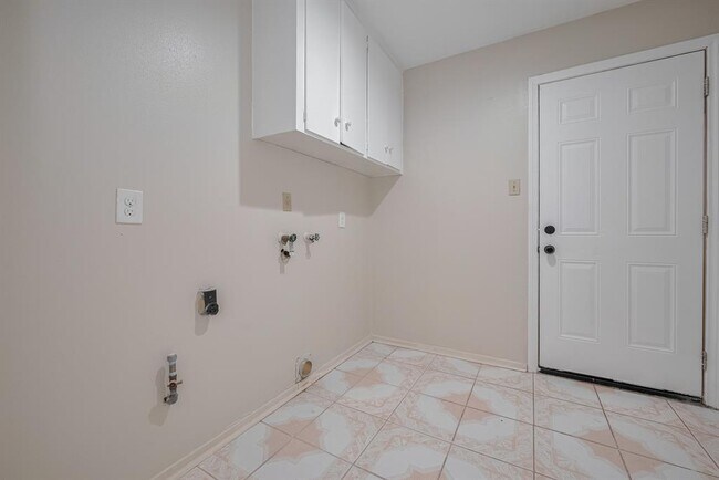 Building Photo - 8119 La Roche Ln