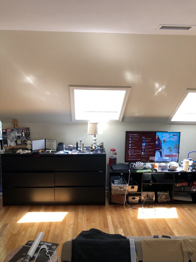 Building Photo - 16 Village Victoria