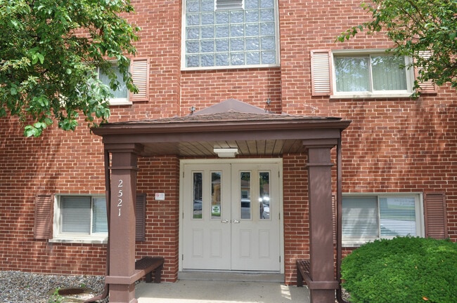 Building Photo - 2521 N Thatcher Ave