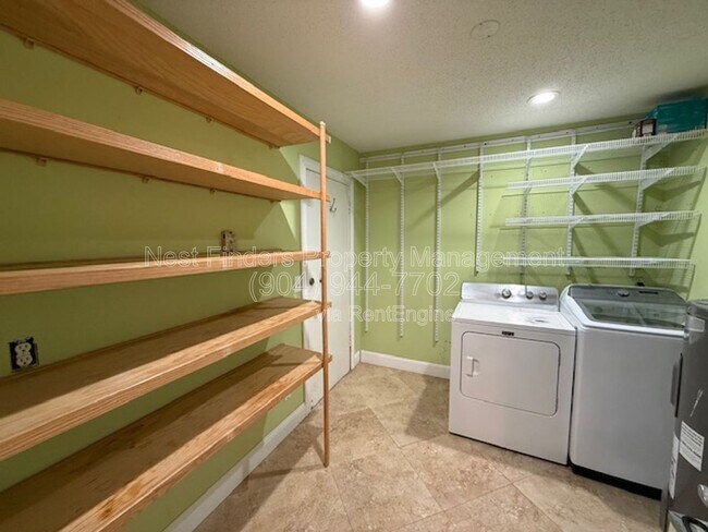 Building Photo - 12947 Tree Wy Ct N