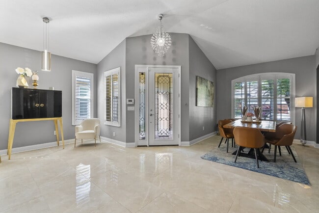 Building Photo - Beautiful 4-Bedroom Pool Home in the Heart of Westchase