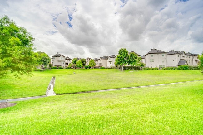 Building Photo - 2710 Shadybrook Meadow Dr