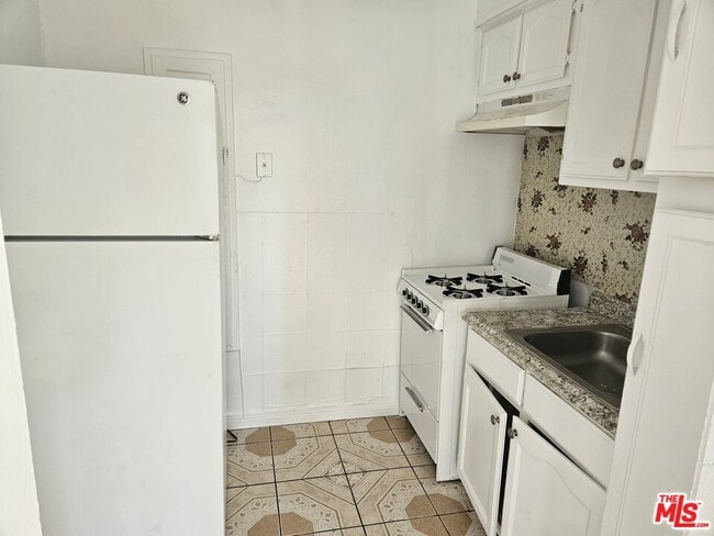 Building Photo - 2226 Zoe Ave