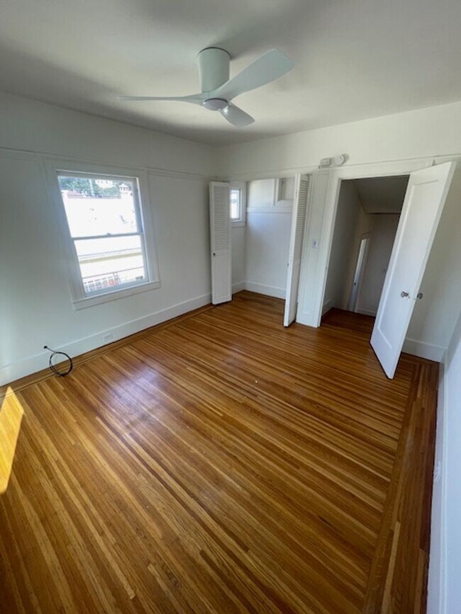 Building Photo - Great House in Oakland! 2 Beds, 1 Bath