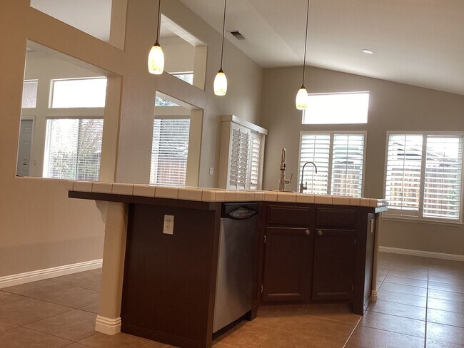 Building Photo - 7526 N Ellendale Ave