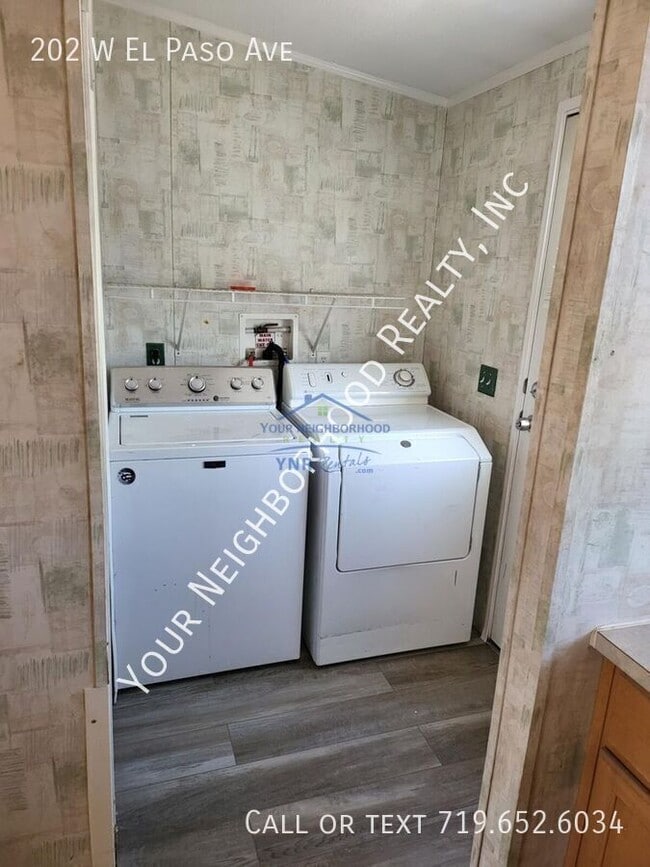 Building Photo - 202 W El Paso Ave