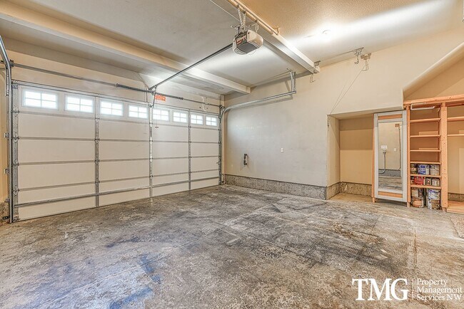 Building Photo - Stylish Beaverton Home with Built-ins, Open Layout & Private Backyard