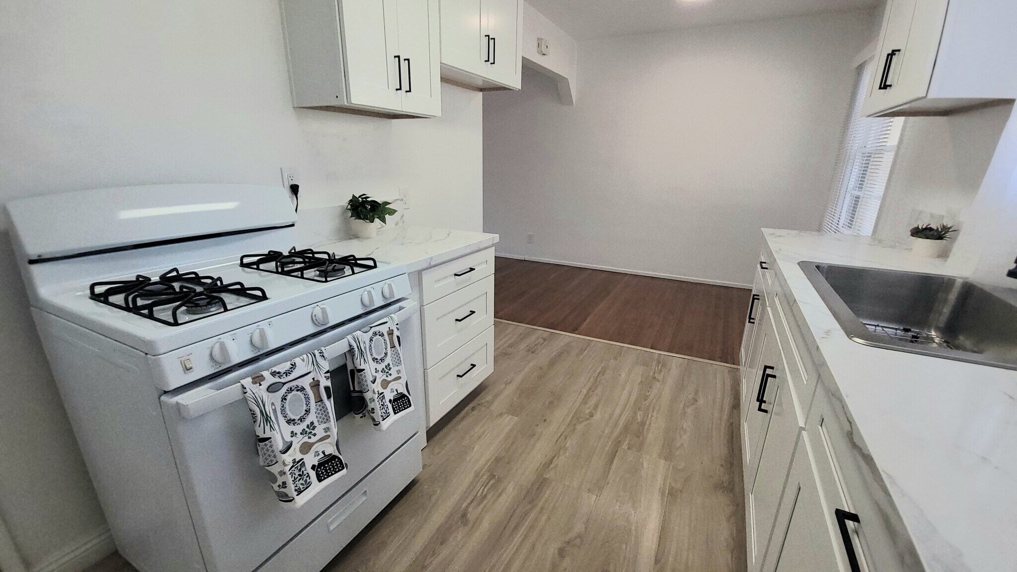 Building Photo - 16911 Glenetta Way