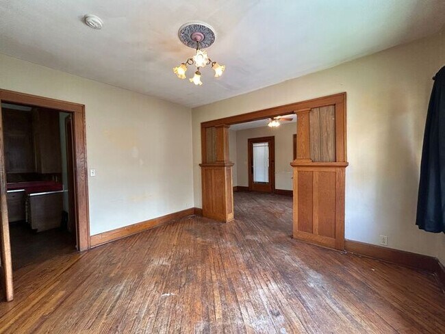 Building Photo - $1,800 | 3 Bedroom, 2 Bathroom Multi Floor...