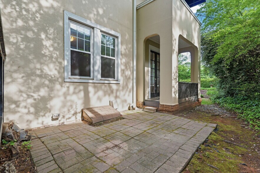 Building Photo - 916 Bromley Rd