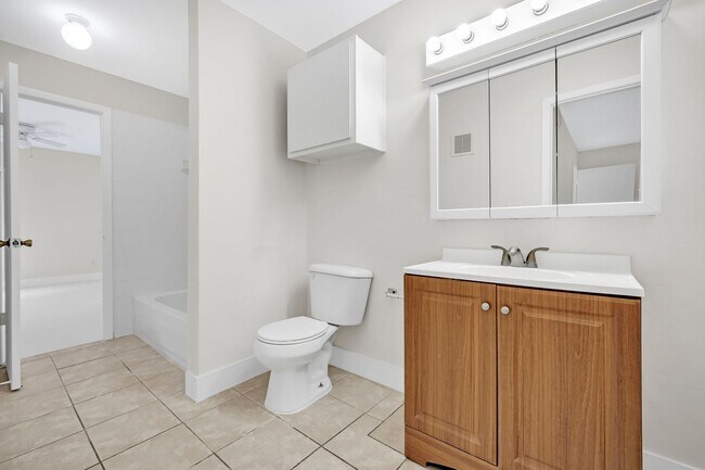 Building Photo - Cozy 2/1 Home in Sunrise!