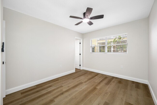 Building Photo - Davis Islands 1/1 Renovated Apartment - IN...