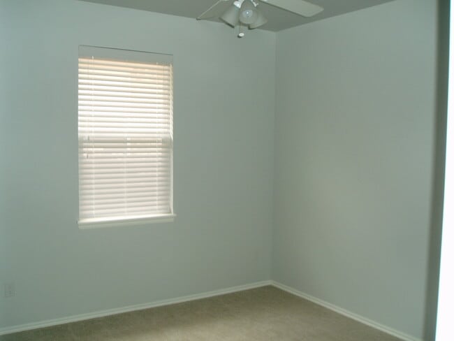 Building Photo - 3 Bed + Office - Large master - Edmond Sch...