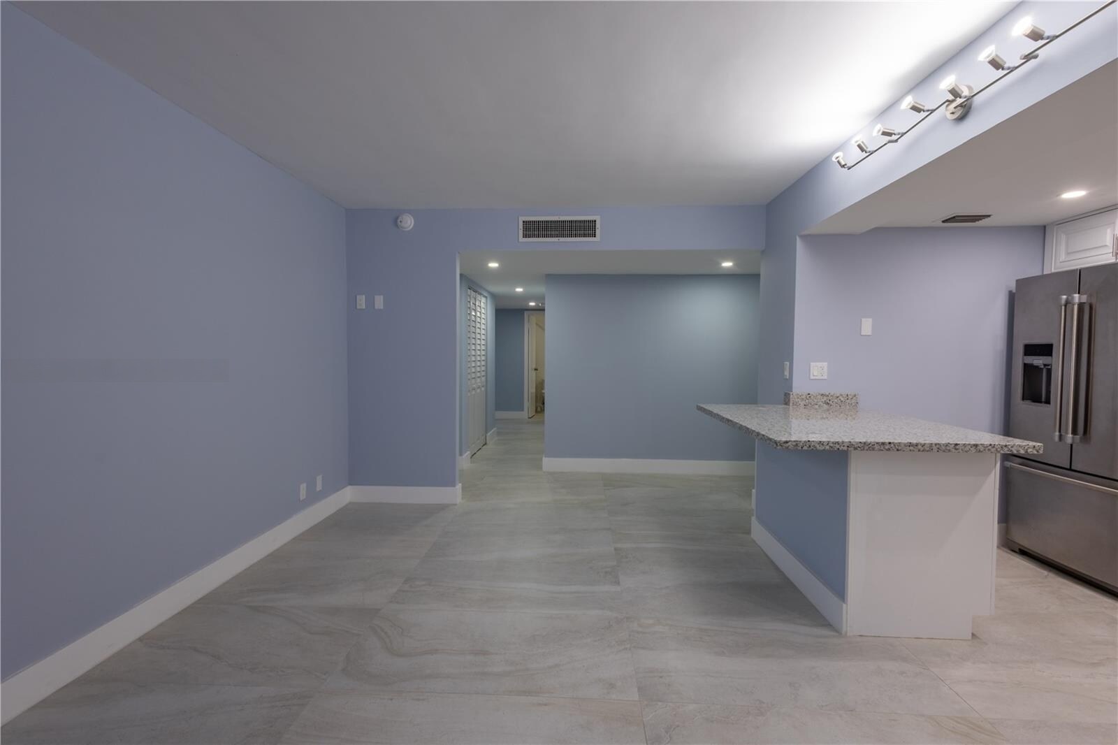 Building Photo - 20350 W Country Club Dr