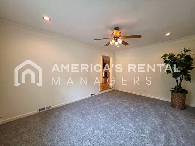 Building Photo - Newly Renovated and Ready for Move In!