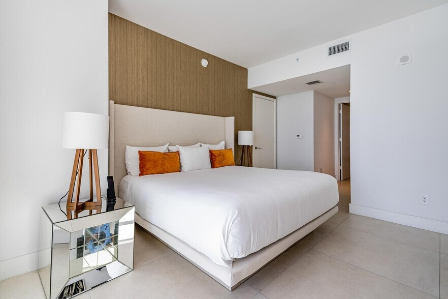 Building Photo - 4011 S Ocean Dr
