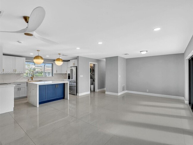 Building Photo - 2310 NE 48th Ct