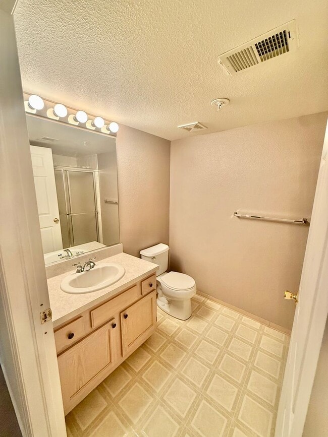 Building Photo - Cozy Two Bed/Two Bath Condo in Convenient ...