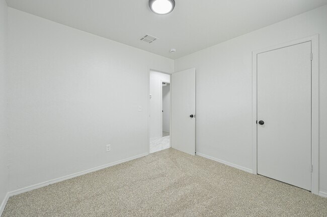 Building Photo - 4720 SE 50th St