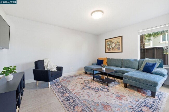 Building Photo - 102 Luna Grande Cir