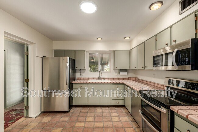 Building Photo - 8538 E Mitchell Dr