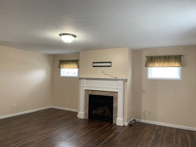 Building Photo - 4 BEDROOM 3 1/2 BATHROOM HOUSE FOR LEASE I...