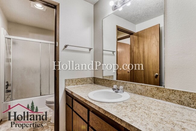 Building Photo - Great Tigard Duplex in Prime Location!