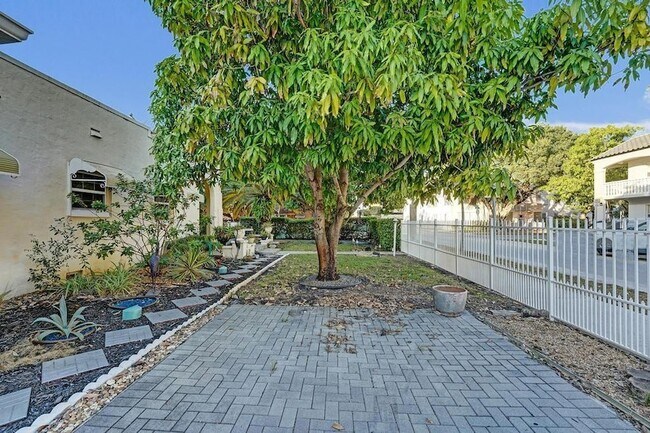 Building Photo - 2000 Jackson St