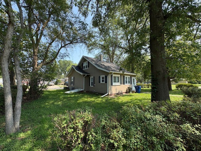 Building Photo - 2209 Hawthorne Ave