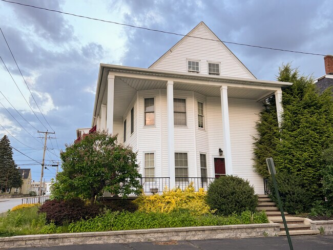 Primary Photo - 162 Reed St