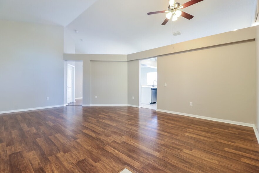 Building Photo - 25802 Bloomsbury Ct