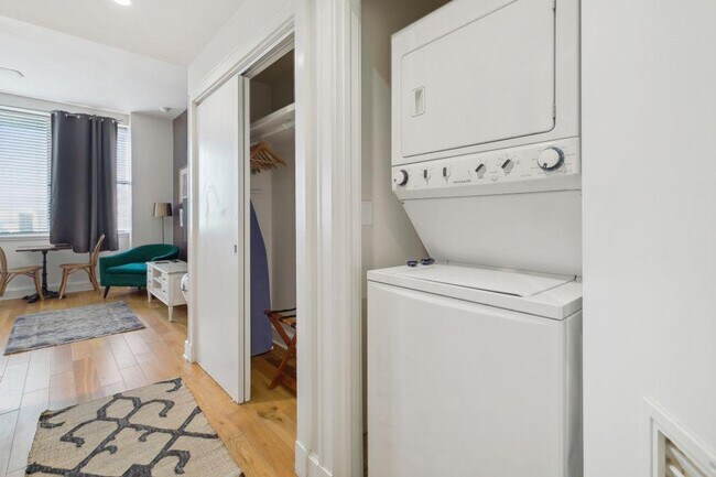 Building Photo - 925 Common St