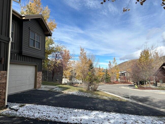 Building Photo - 1975 Paddington Dr