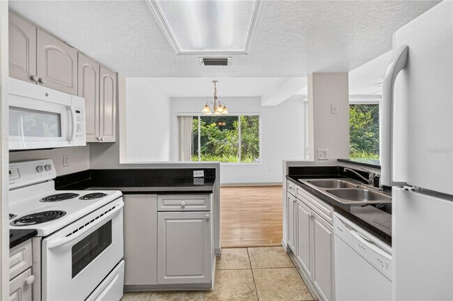 Building Photo - 2204 Fan Palm Dr