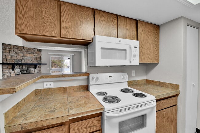 Building Photo - $1,445.95 - 2 Bed, 2 Bath Condo in Denver with In-Unit Laundry!