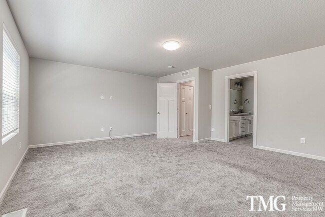 Building Photo - 3 Bedroom, 2.5 Bath Townhome In Ridgefield!