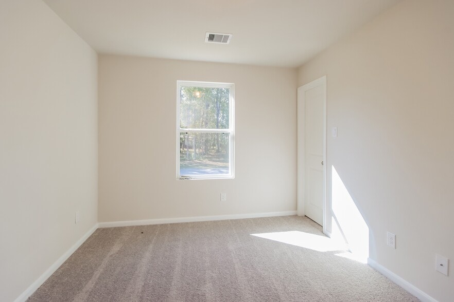 Building Photo - 303 Big Oak