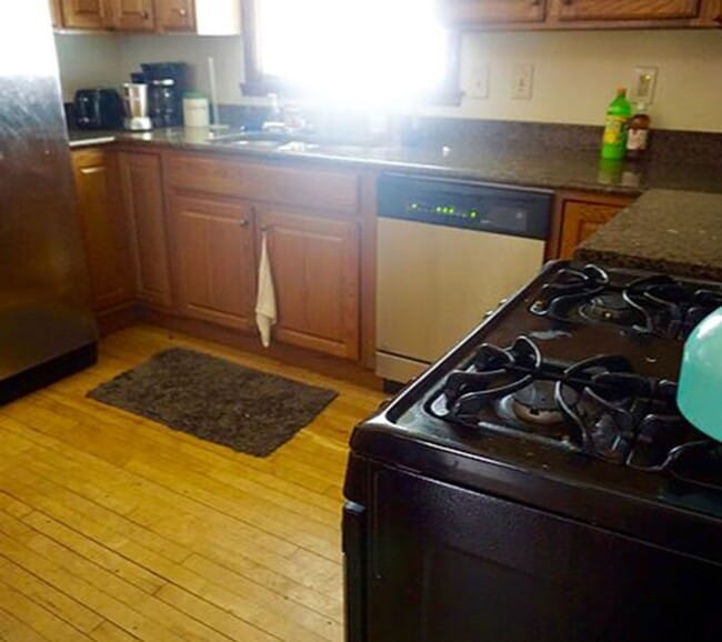 Building Photo - Affordable 4-Bedroom House Close to U of M...