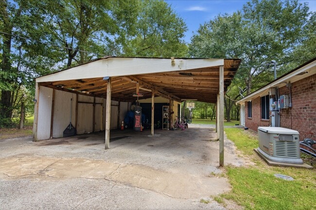 Building Photo - 223 Pin Oak Ln