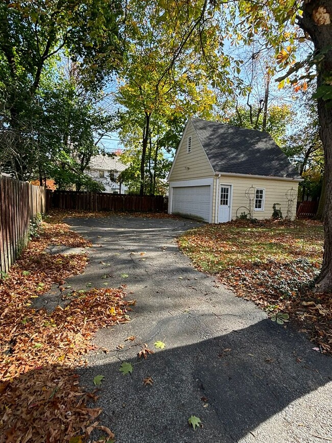 Building Photo - 4 Bedroom In Fernway Neighborhood