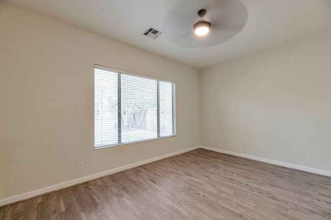 Building Photo - Stunning Renovated 3-Bedroom Home in Phoen...