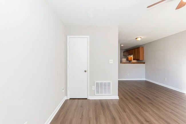 Building Photo - Two Bedroom Home!