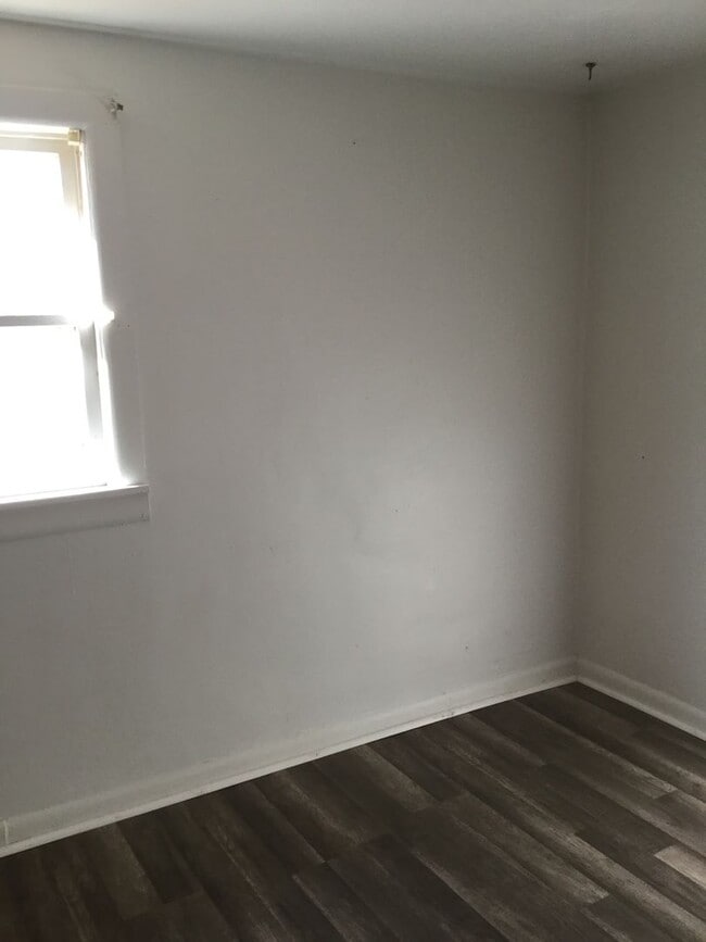 Building Photo - 3 bedroom 1 bath with large garage and shop
