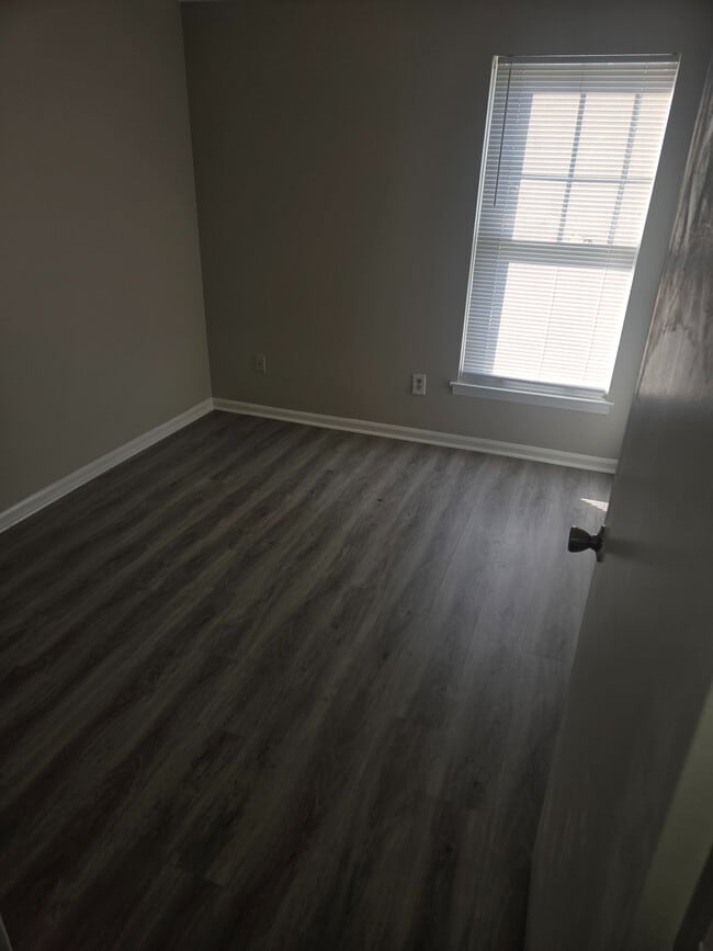 Building Photo - Room in Apartment on Arlyn Cir