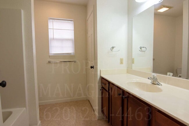 Building Photo - 2 bedroom, 2 bath duplex in Oklahoma