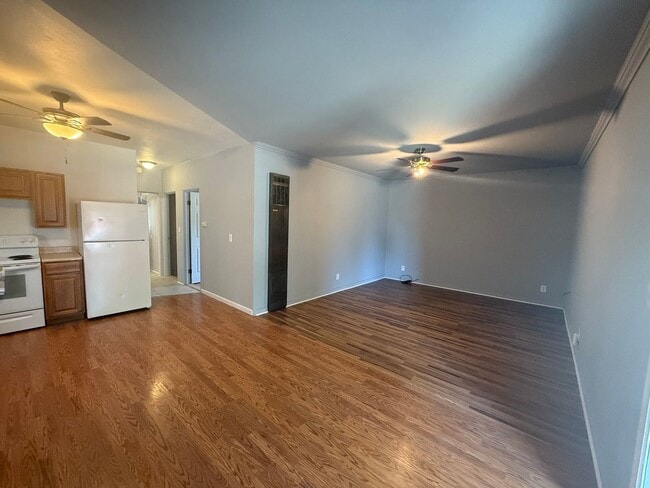 Building Photo - Two bedroom, One bathroom, Pet friendly ho...
