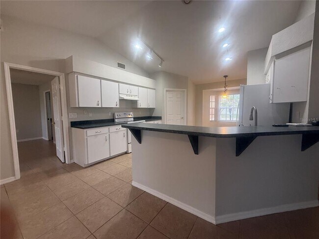 Building Photo - 620 Reflections Loop W