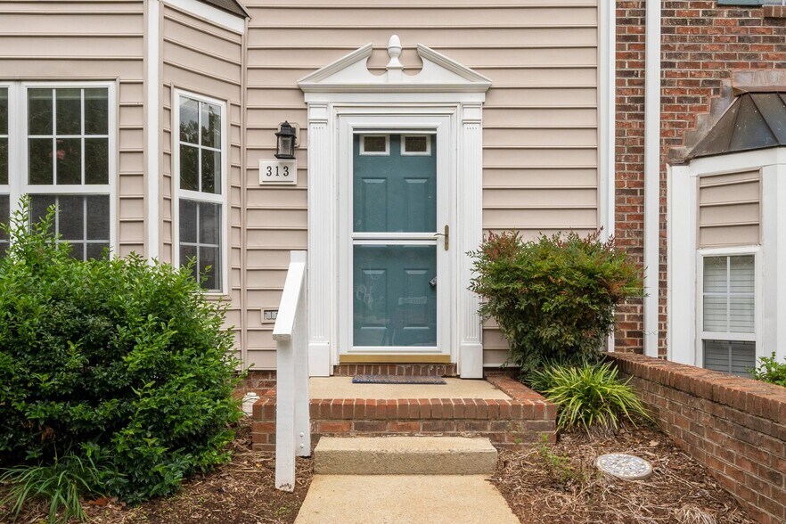 Building Photo - 313 Silverberry Ct