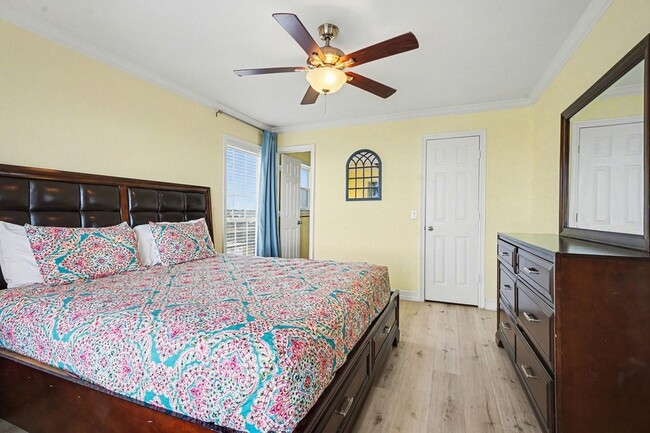 Building Photo - 7000 Seawall Blvd