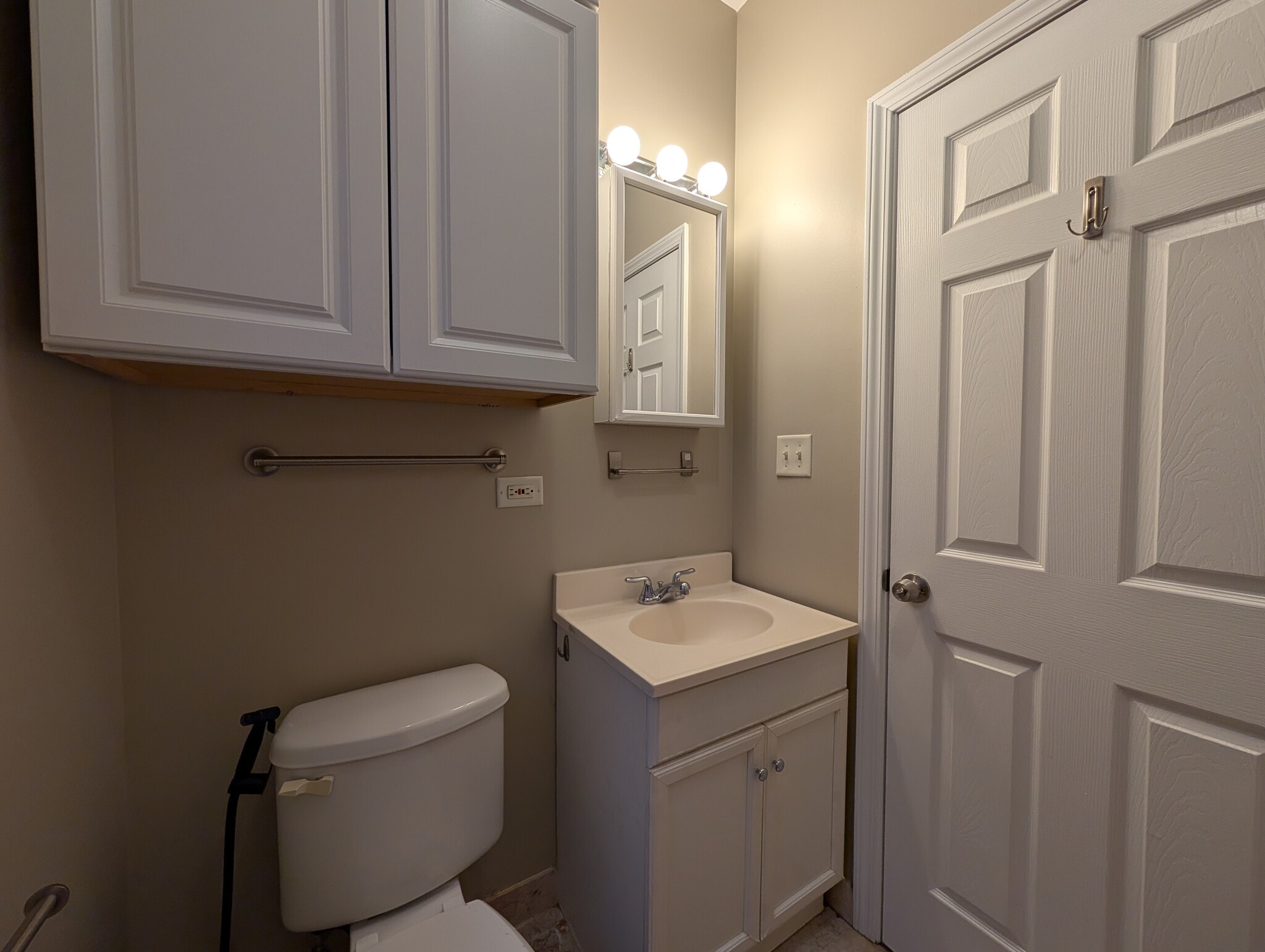 Building Photo - 6813 N Wayne Ave